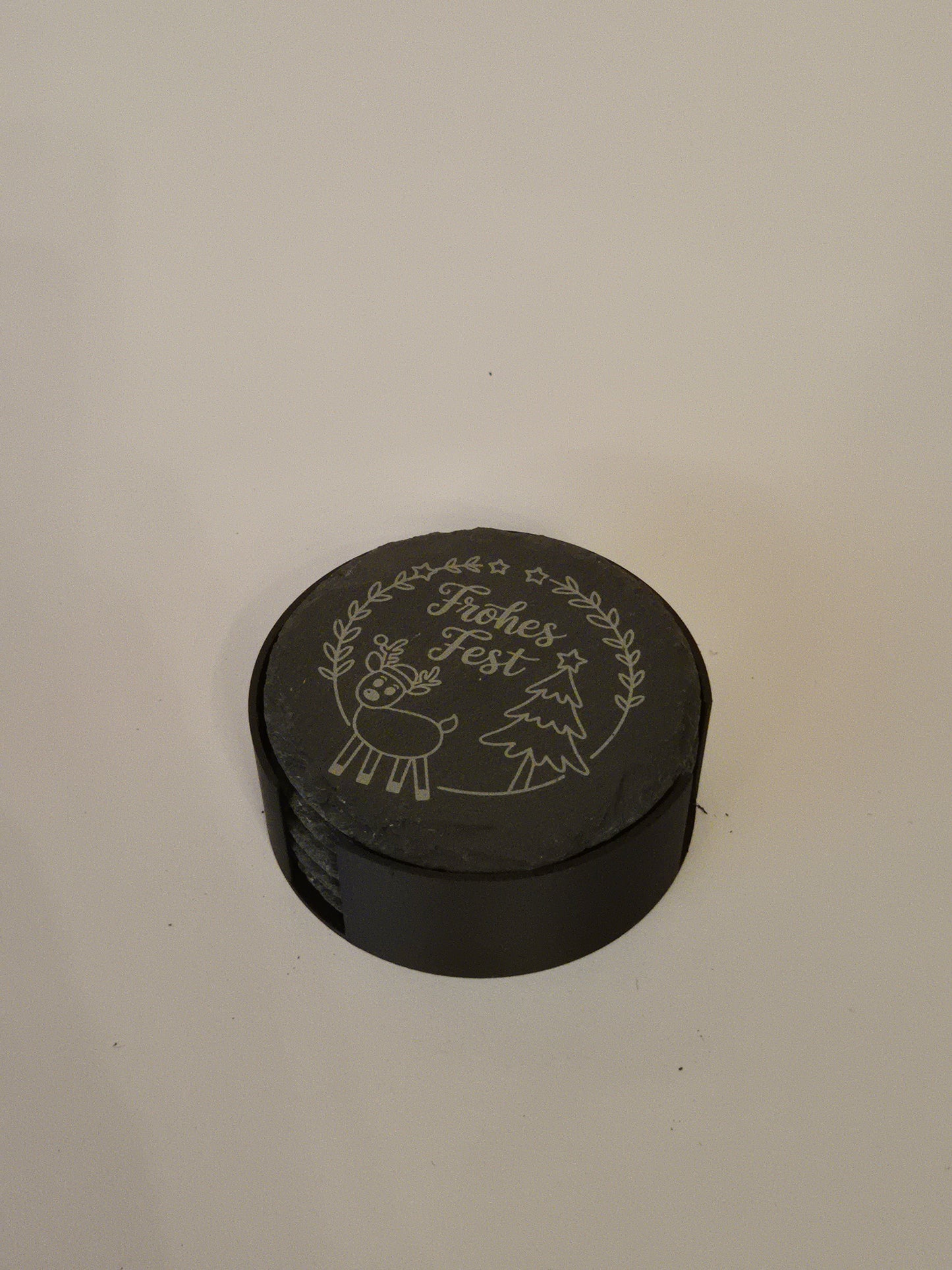 6x Schiefer-Untersetzer mit süßem Weihnachtsmotiv – 6er Set inkl. Ständer - Merry Christmas Slate Coaster - Frohes Fest Reh