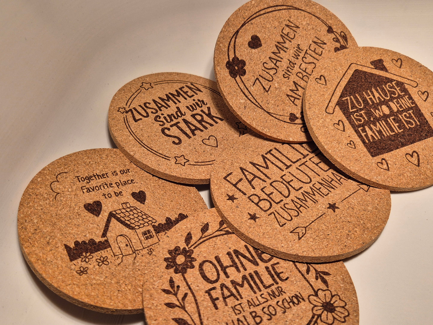 6er Set Kork Untersetzer - Motiv Familie | Inklusive Ständer | Ideales Geschenk