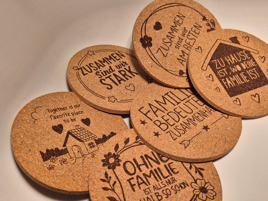 6er Set Kork Untersetzer - Motiv Familie | Inklusive Ständer | Ideales Geschenk
