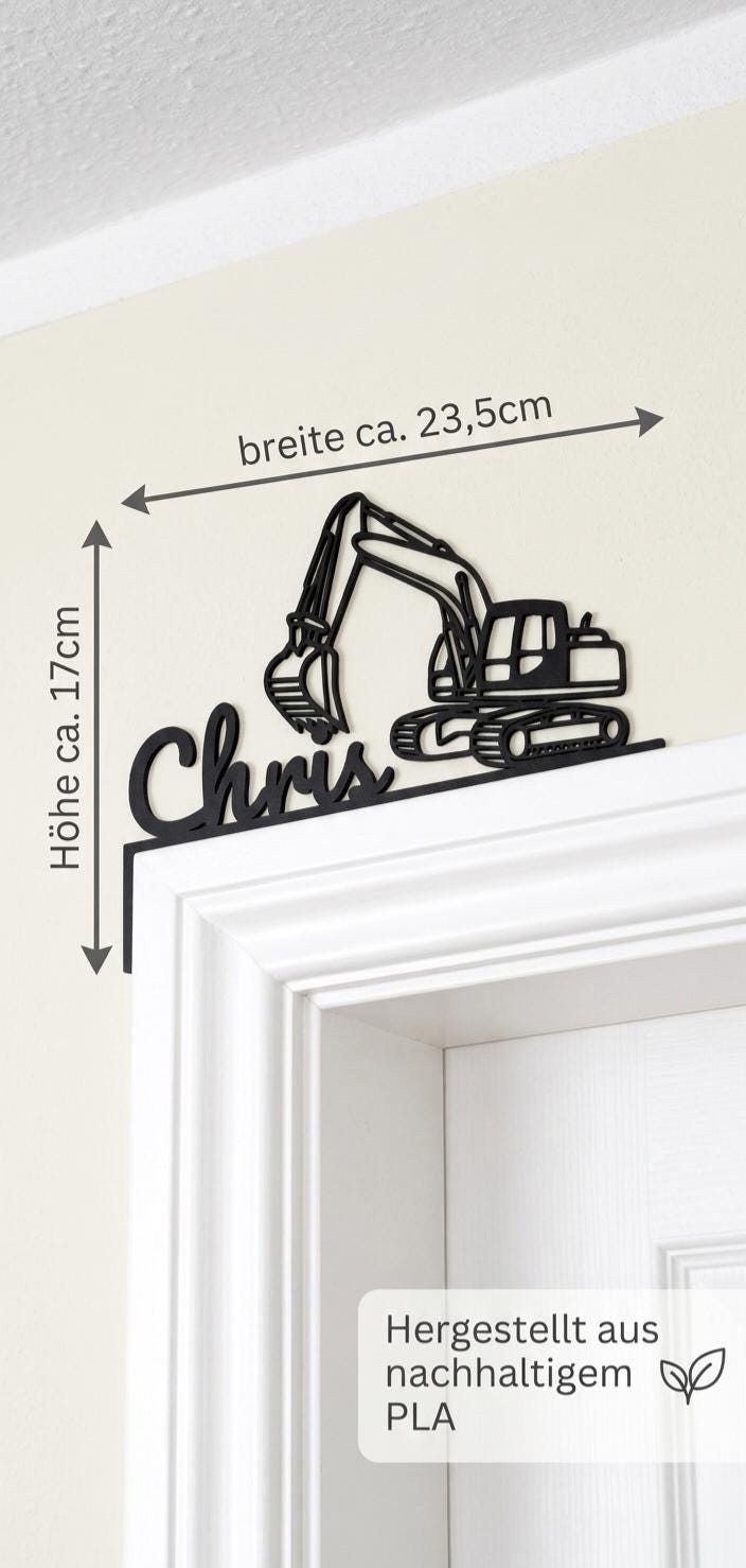 Infografik für eine personalisierte Türrahmen-Deko mit Bagger-Motiv und dem Namen „Chris“. Das Bild zeigt die präzisen Maße von ca. 17 cm Höhe und 23,5 cm Breite. Ein Hinweis am unteren Bildrand hebt die Herstellung aus nachhaltigem PLA-Kunststoff hervor, während die Platzierung an der oberen linken Ecke des Türrahmens demonstriert wird.