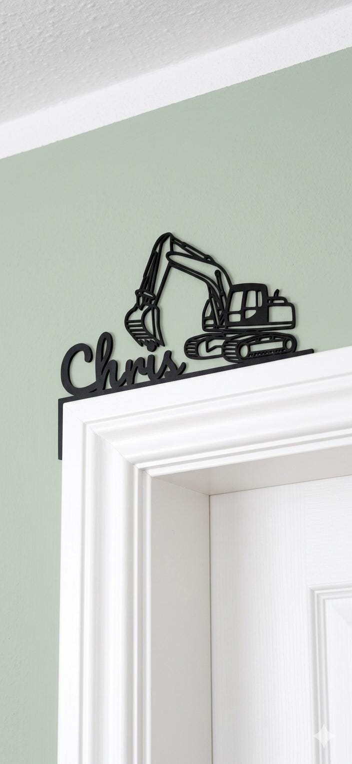 Türrahmen Namensschild mit Bagger-Motiv aus schwarzem 3D-Druck. Individueller Name (Beispiel: Chris) in minimalistischem Design. Perfekte Wanddeko für das Kinderzimmer kleiner Baustellen-Fans, platziert auf der linken Ecke des Rahmens.