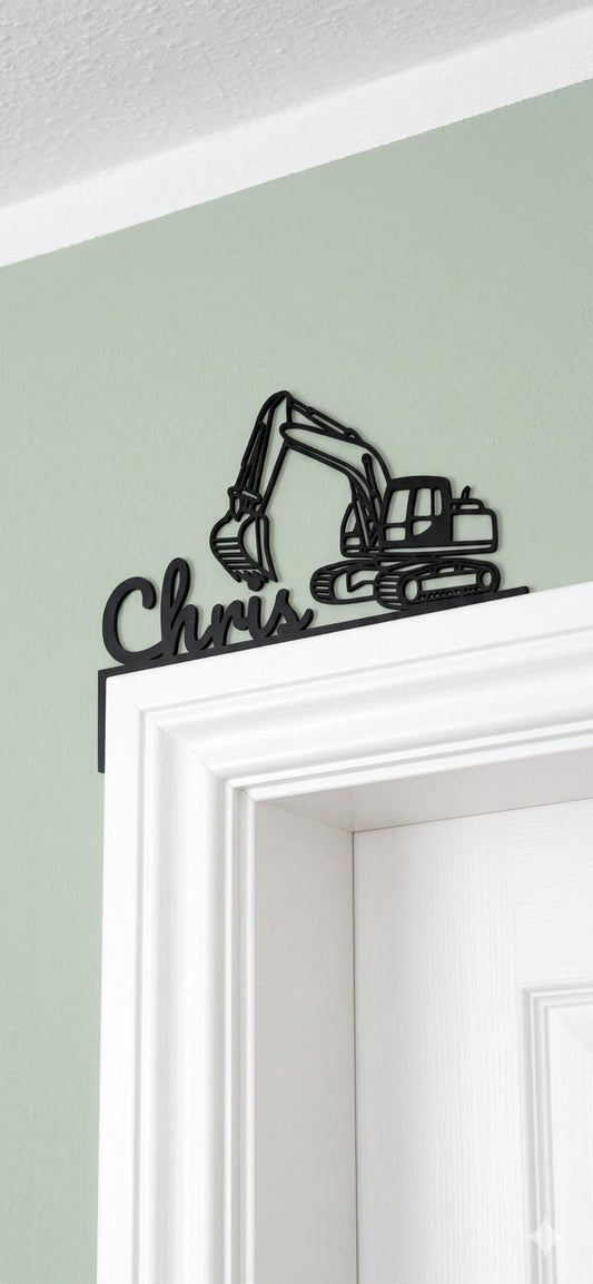 Türrahmen Namensschild mit Bagger-Motiv aus schwarzem 3D-Druck. Individueller Name (Beispiel: Chris) in minimalistischem Design. Perfekte Wanddeko für das Kinderzimmer kleiner Baustellen-Fans, platziert auf der linken Ecke des Rahmens.