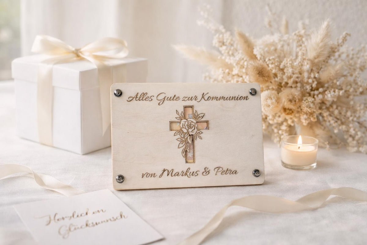 Modernes Kommunion oder Konfirmation Geschenk mit Gravur, Kreuzmotiv auf Holzplatte, dekoriert mit Kerze, Blumen und eleganter Geschenkverpackung