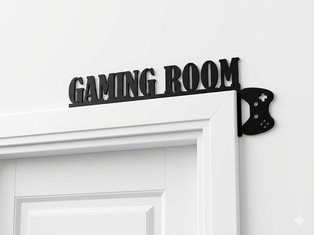 Schwarze Gaming Türrahmen Dekoration mit Schriftzug Gaming Room und Controller Motiv als moderne Türdeko für Kinderzimmer oder Jugendzimmer. Moderne 3D Druck Dekoration