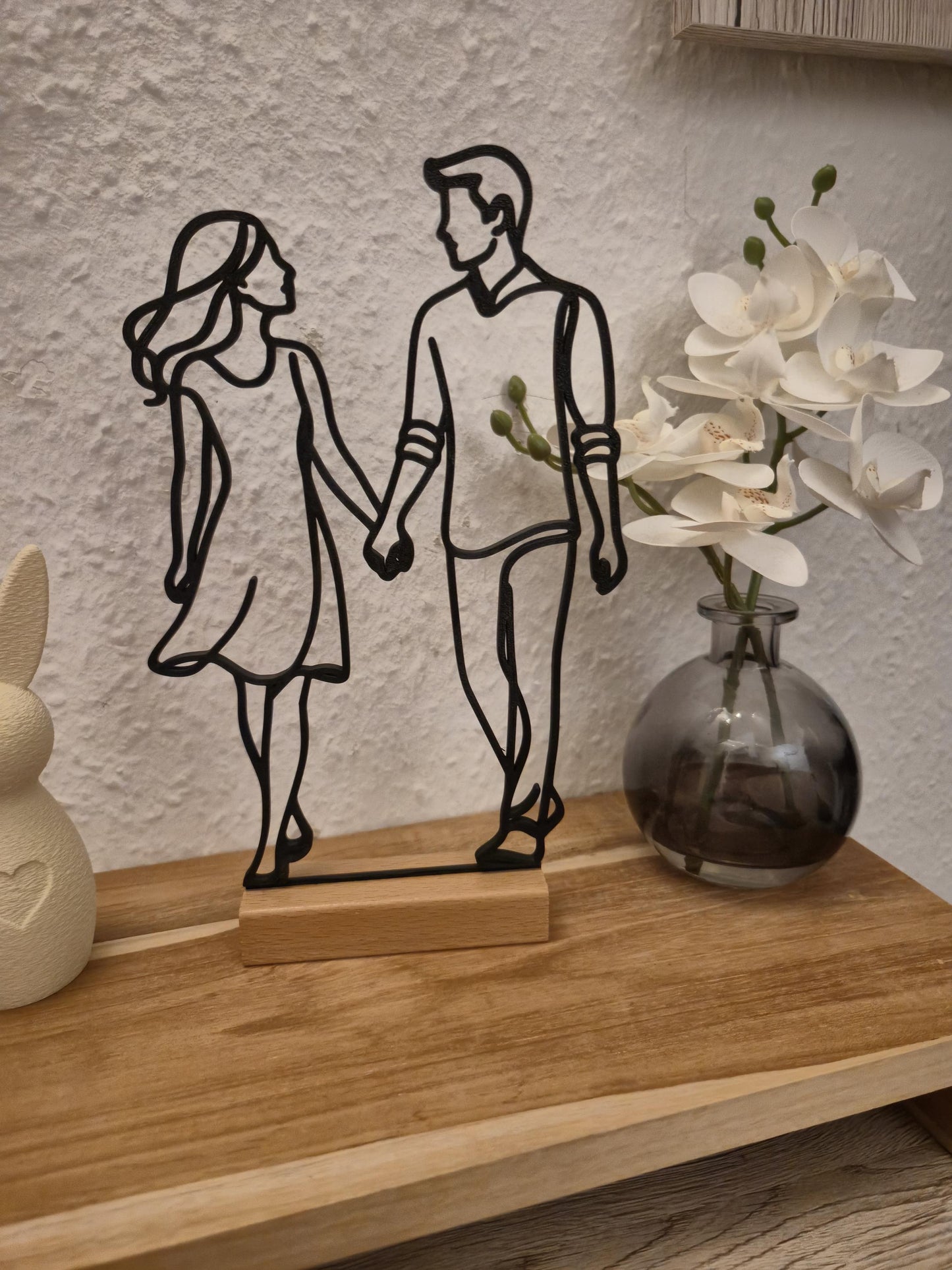 Dekorativer Aufsteller "Spazierendes Pärchen" | Tischdeko im modernen Line Art Design | personalisierbar | Geschenke für Partnerin