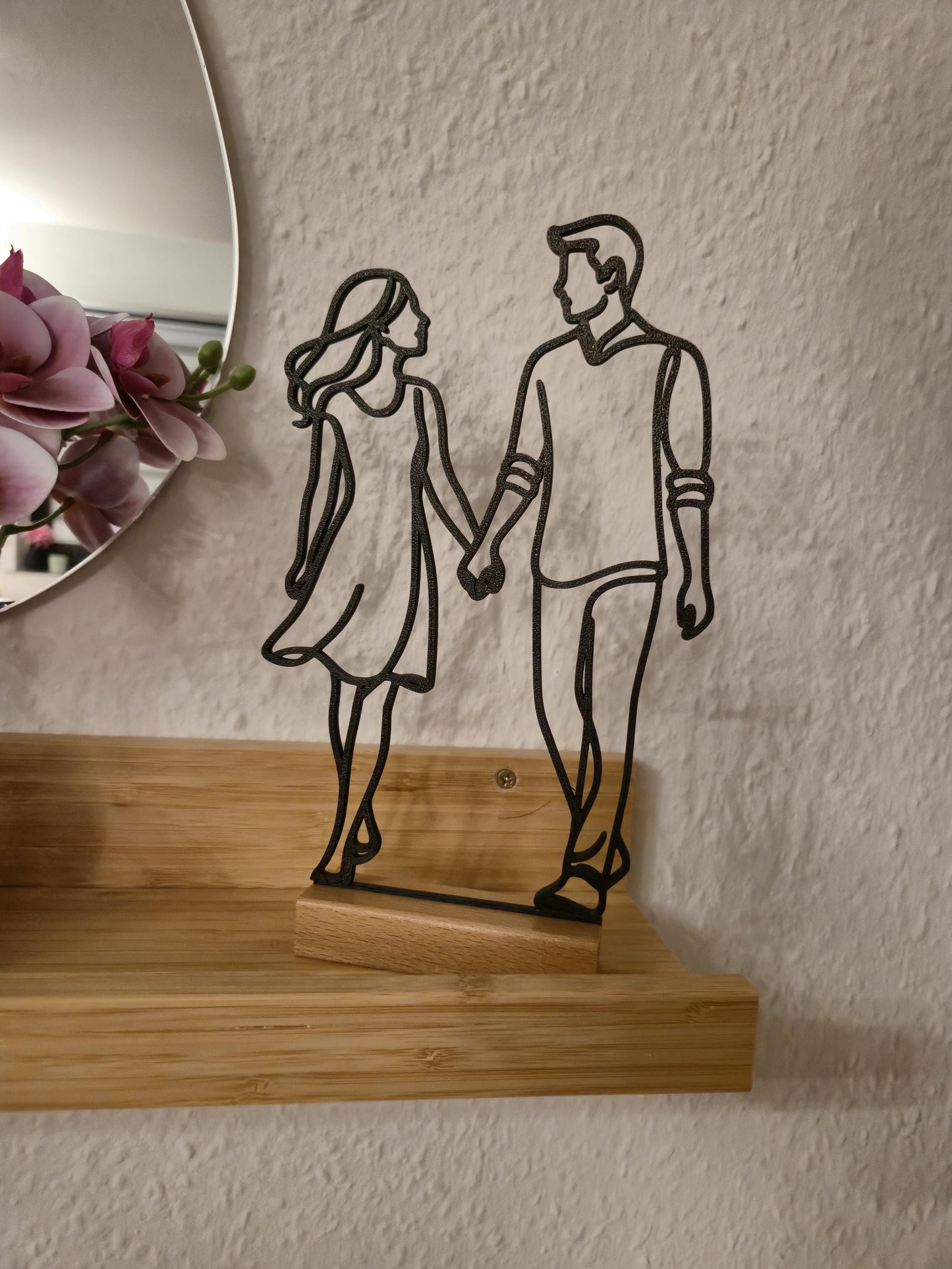 Dekorativer Aufsteller "Spazierendes Pärchen" | Tischdeko im modernen Line Art Design | personalisierbar | Geschenke für Partnerin