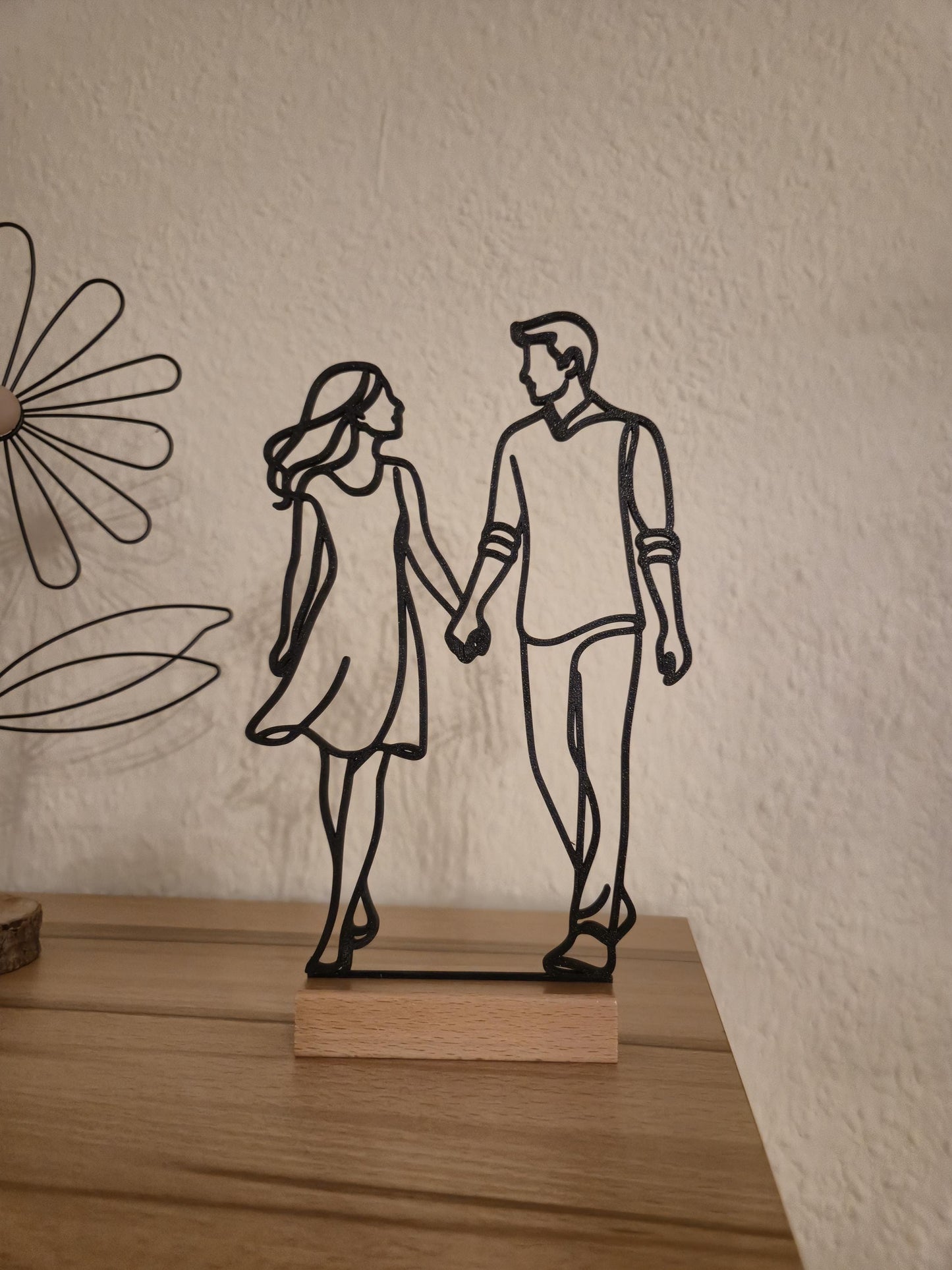 Dekorativer Aufsteller "Spazierendes Pärchen" | Tischdeko im modernen Line Art Design | personalisierbar | Geschenke für Partnerin