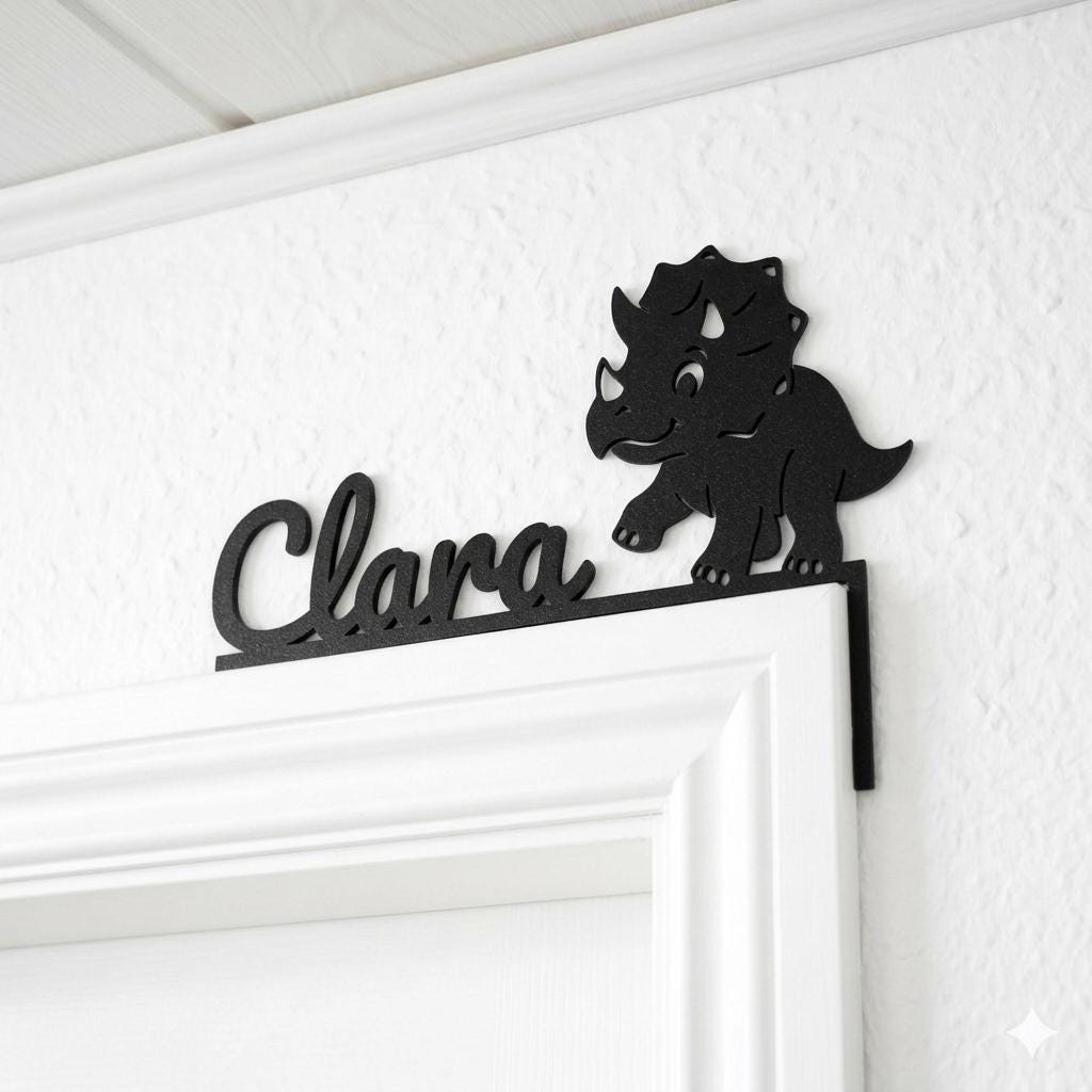 Personalisierter Dino Door Topper mit Name | Kinderzimmer Deko | Geschenk für Kinder | Namensschild Türschild | Triceratops Deko