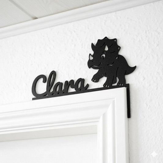 Personalisierter Dino Door Topper mit Name | Kinderzimmer Deko | Geschenk für Kinder | Namensschild Türschild | Triceratops Deko