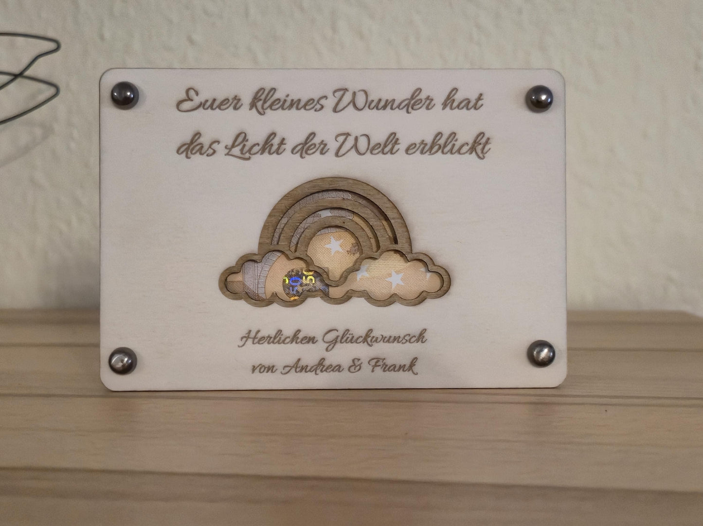 Geldgeschenk Geburt Personalisiert | Baby Holzkarte Regenbogen | Geschenk zur Geburt & Babyparty | Geldverpackung Gravur inkl. Klammern