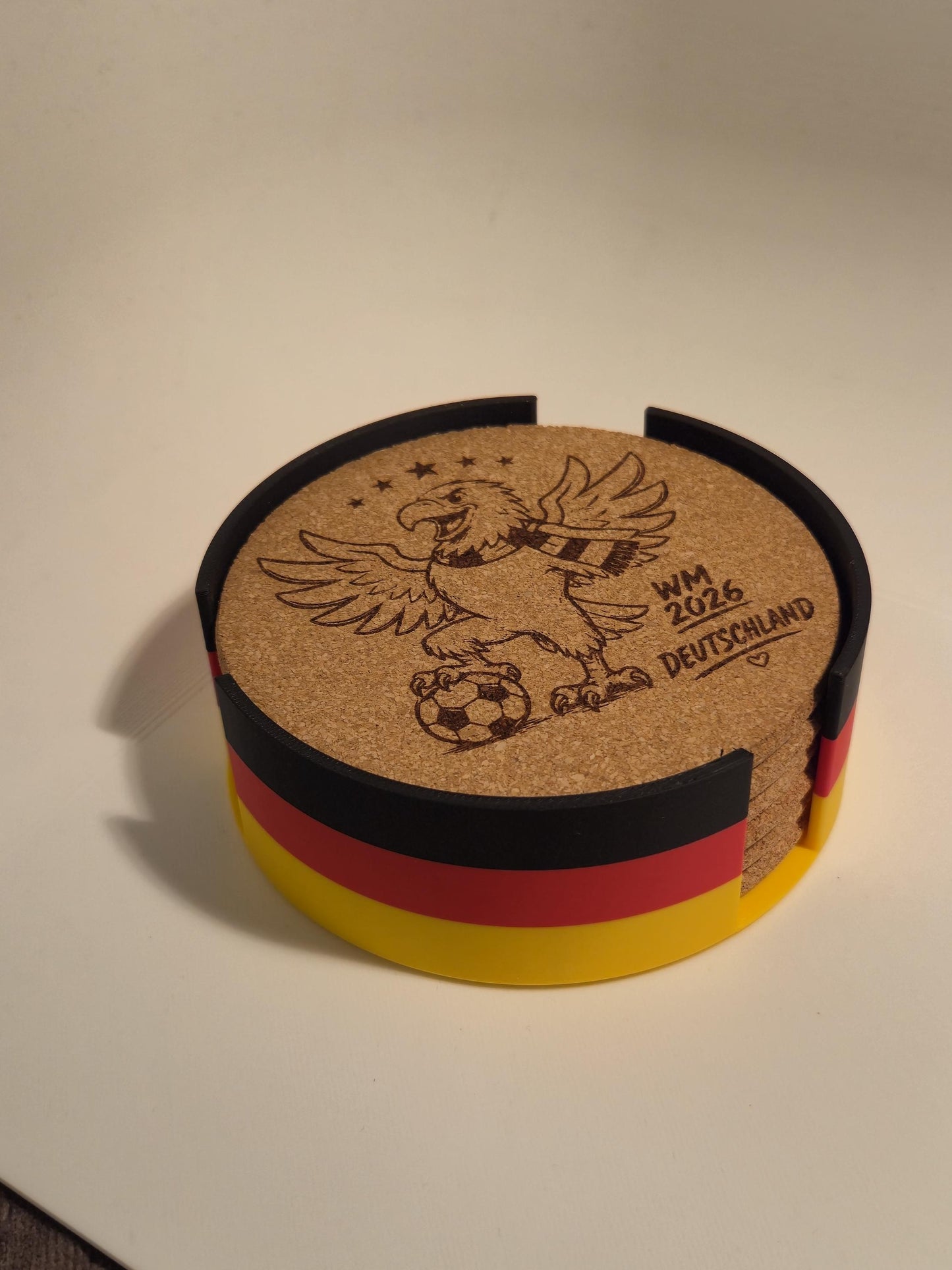 Untersetzer im Deutschland Fussball Fan Design | 6x Korkuntersetzer graviert + Ständer in Fahnenoptik