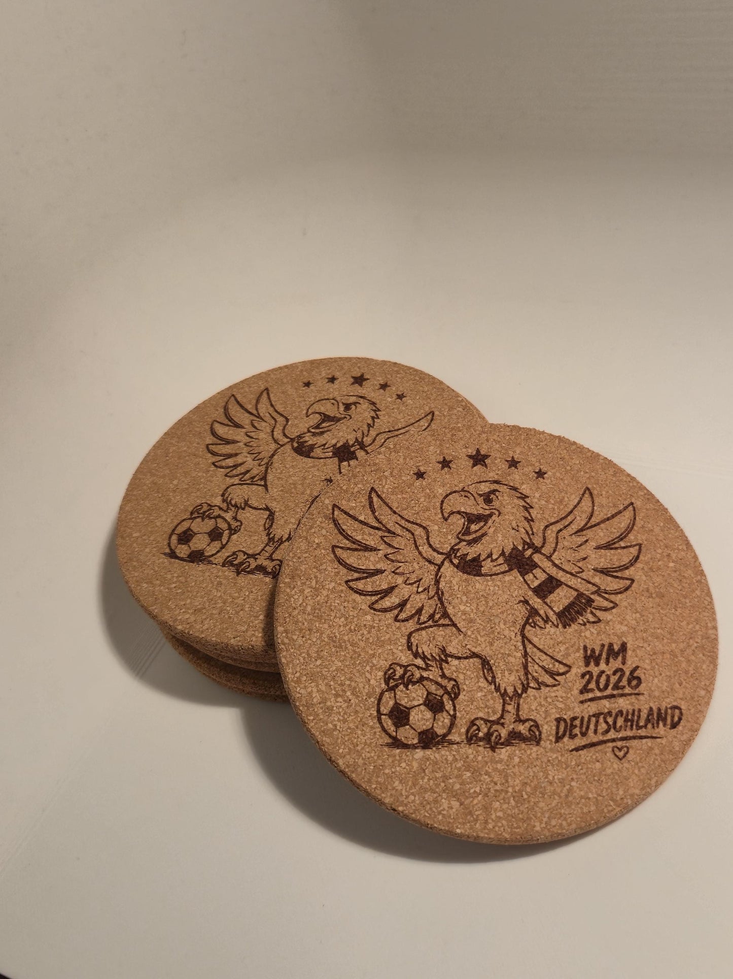 Untersetzer im Deutschland Fussball Fan Design | 6x Korkuntersetzer graviert + Ständer in Fahnenoptik