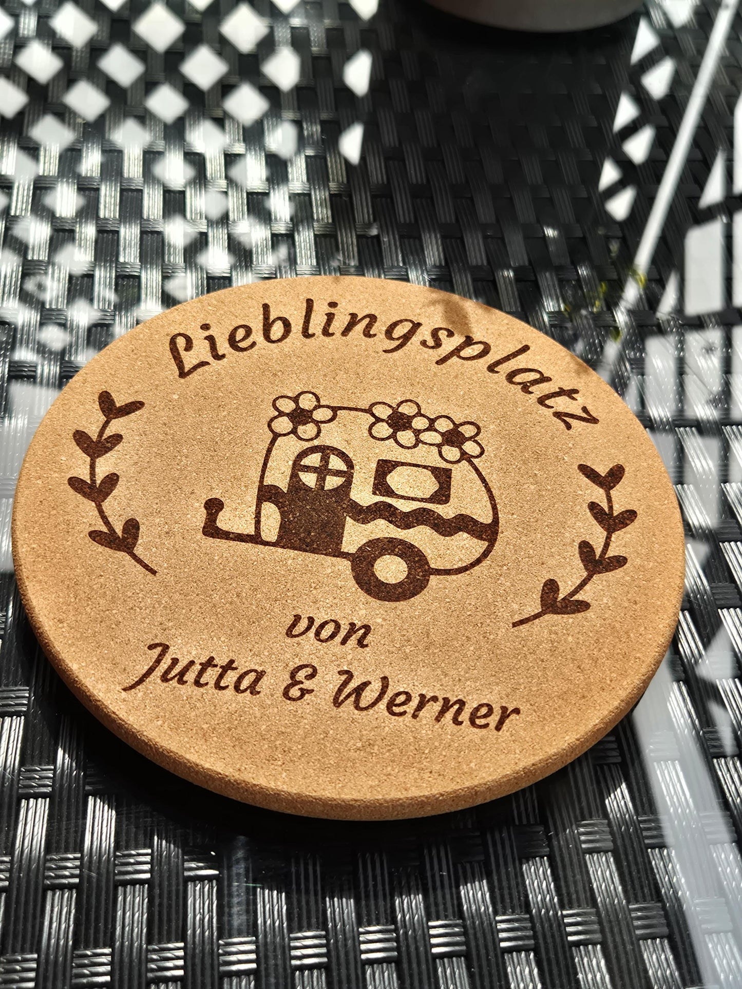 Camping Geschenk Set • Personaliertes Untersetzer Set mit Camper Motiv • 1x Topfuntersetzer 6x Untersetzer 100mm mit Ständer