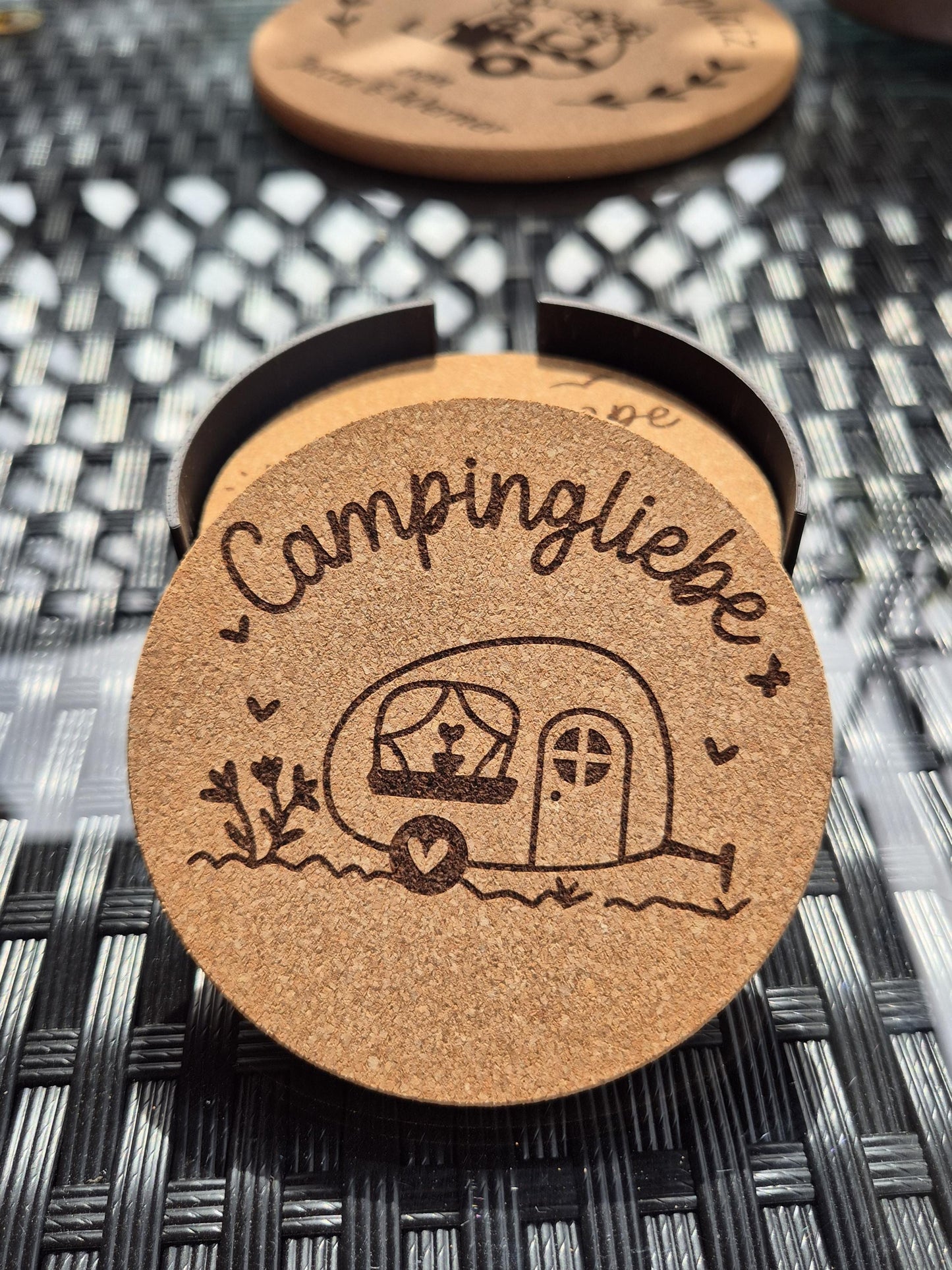 Camping Geschenk Set • Personaliertes Untersetzer Set mit Camper Motiv • 1x Topfuntersetzer 6x Untersetzer 100mm mit Ständer