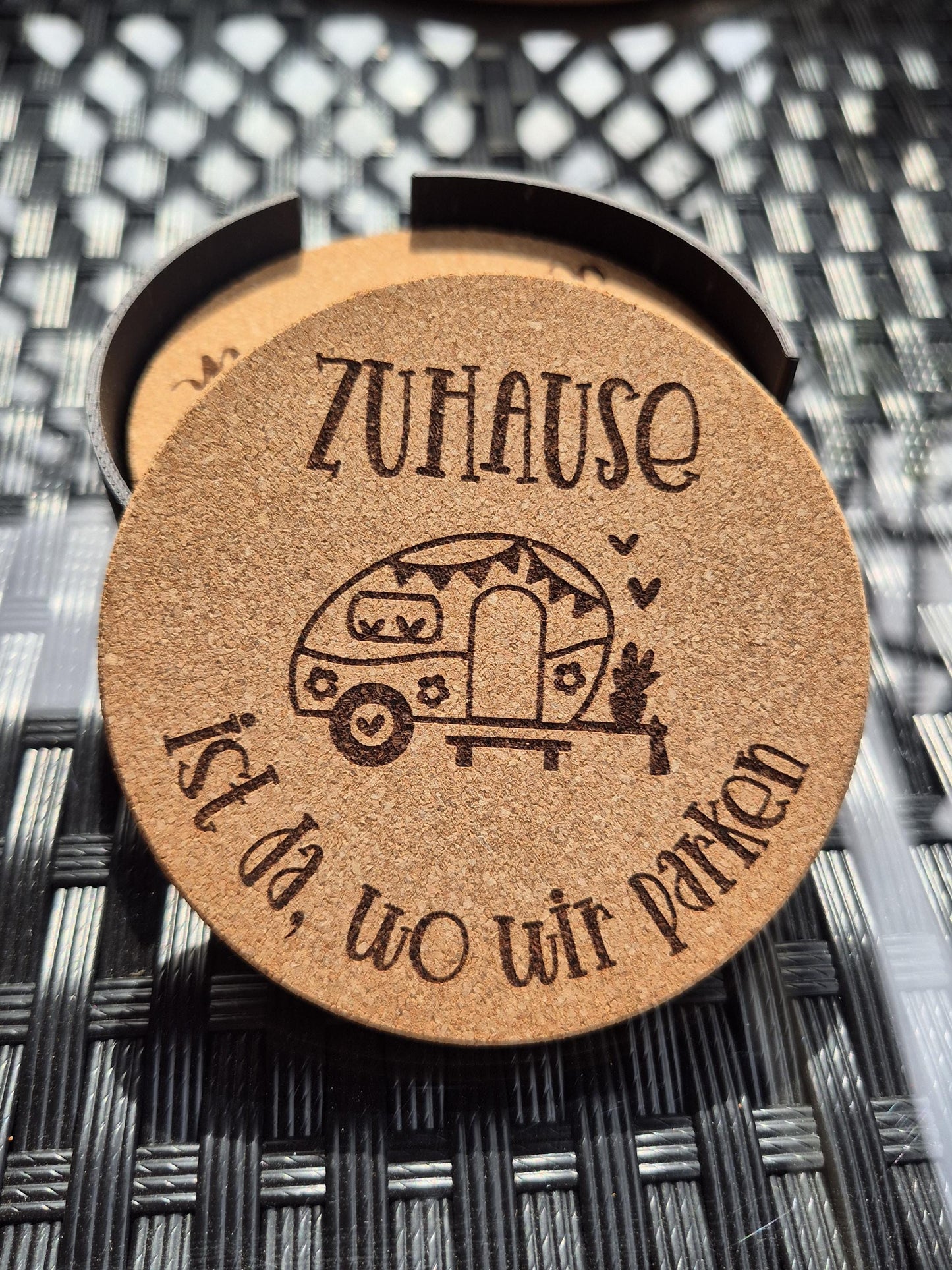 Camping Geschenk Set • Personaliertes Untersetzer Set mit Camper Motiv • 1x Topfuntersetzer 6x Untersetzer 100mm mit Ständer