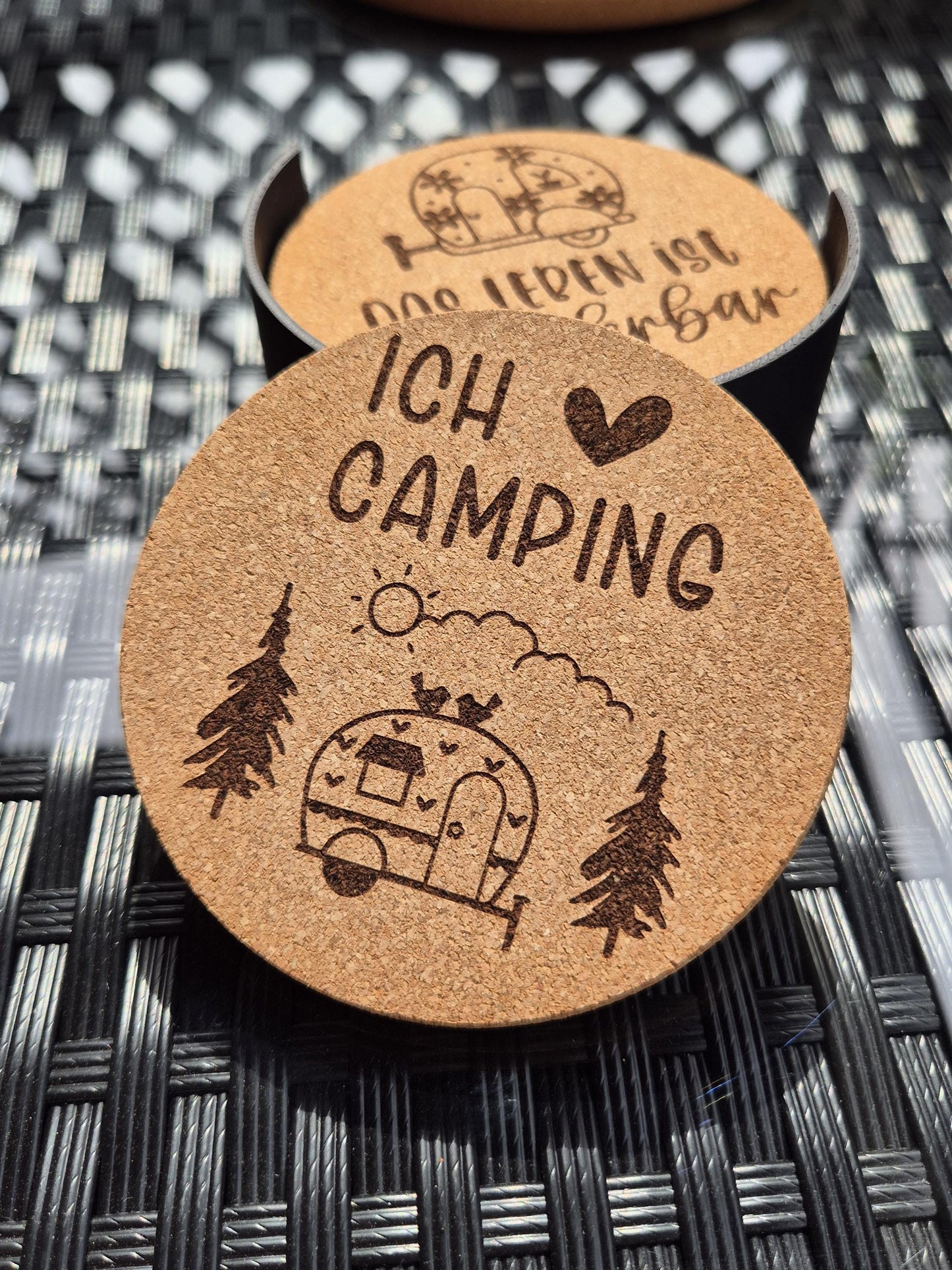 Camping Geschenk Set • Personaliertes Untersetzer Set mit Camper Motiv • 1x Topfuntersetzer 6x Untersetzer 100mm mit Ständer