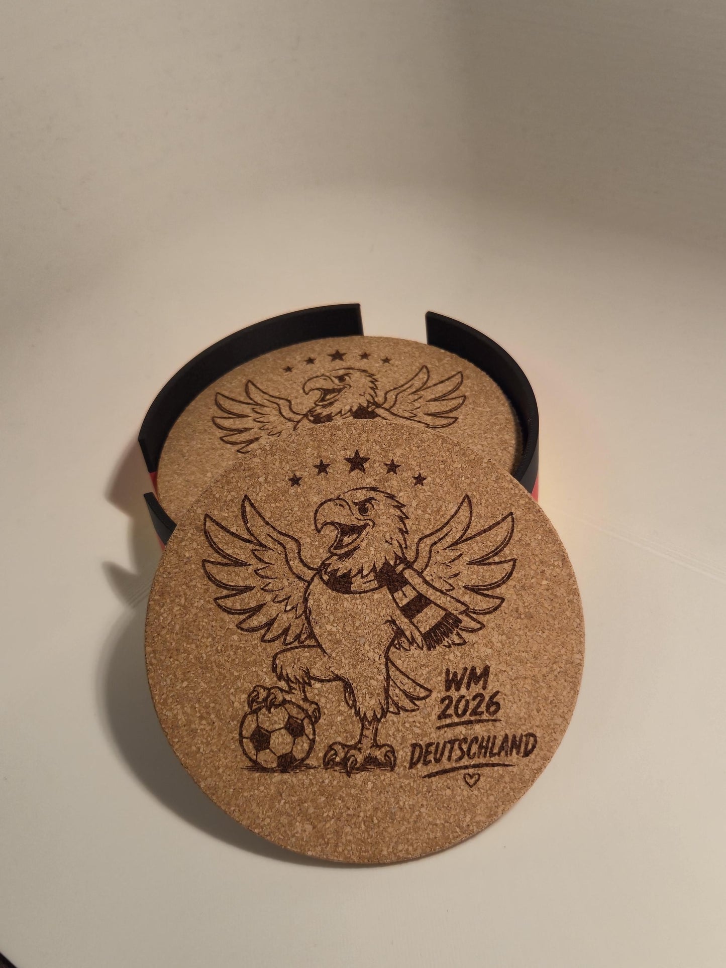 Untersetzer im Deutschland Fussball Fan Design | 6x Korkuntersetzer graviert + Ständer in Fahnenoptik