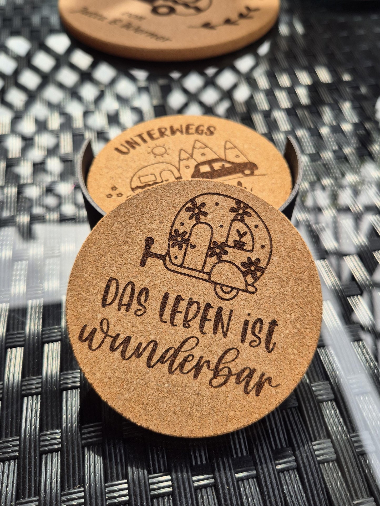 Camping Geschenk Set • Personaliertes Untersetzer Set mit Camper Motiv • 1x Topfuntersetzer 6x Untersetzer 100mm mit Ständer