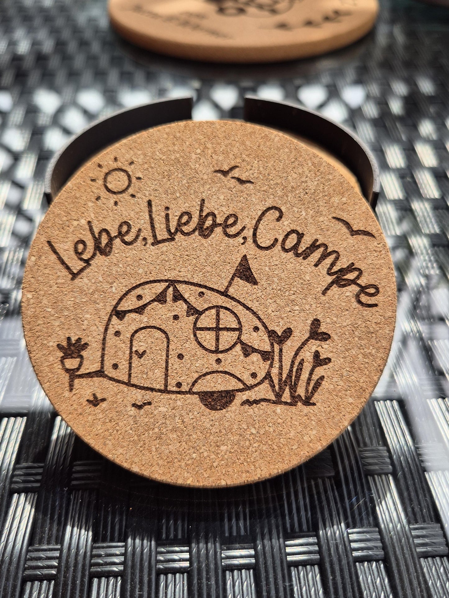 Camping Geschenk Set • Personaliertes Untersetzer Set mit Camper Motiv • 1x Topfuntersetzer 6x Untersetzer 100mm mit Ständer