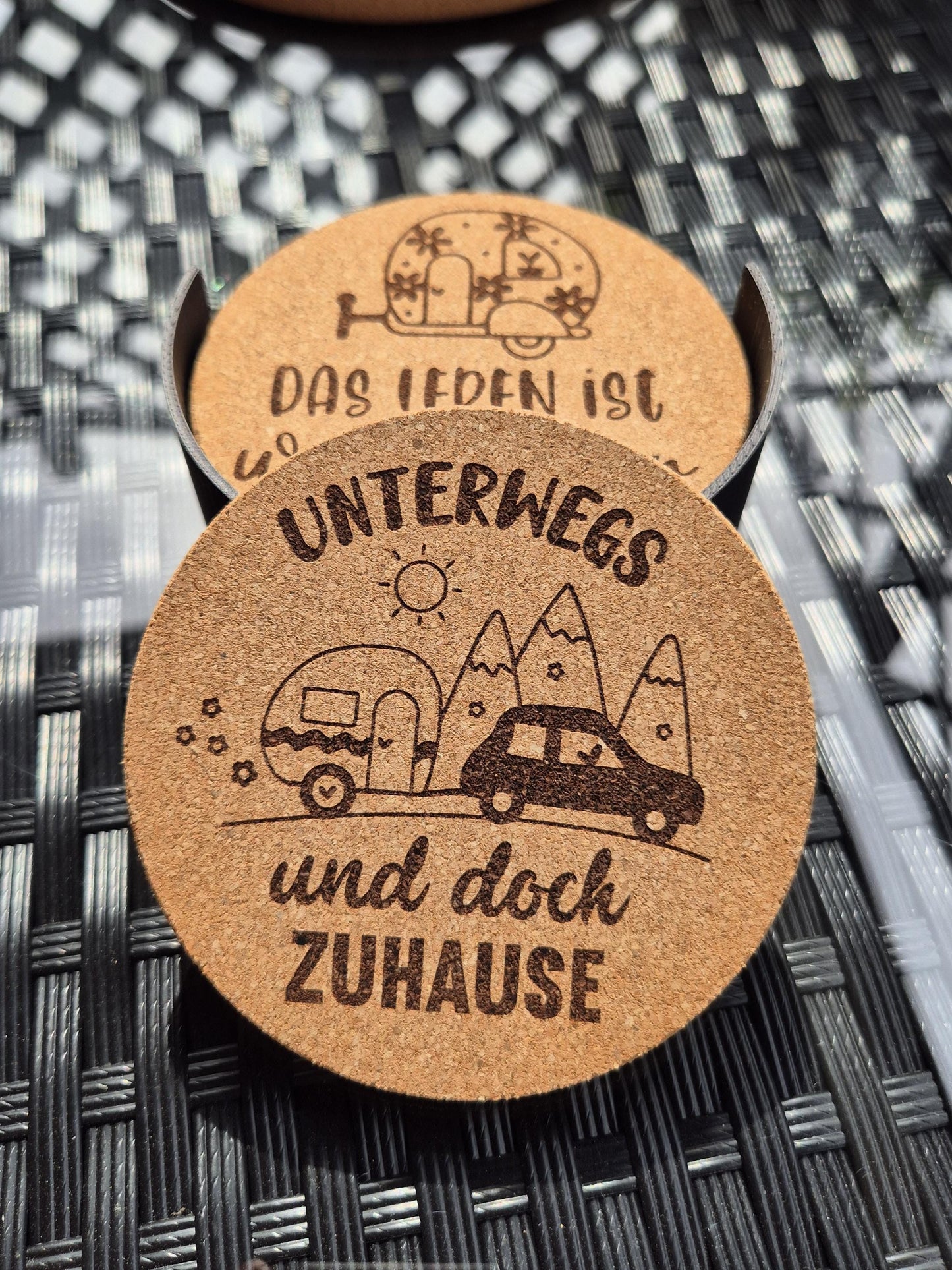 Camping Geschenk Set • Personaliertes Untersetzer Set mit Camper Motiv • 1x Topfuntersetzer 6x Untersetzer 100mm mit Ständer
