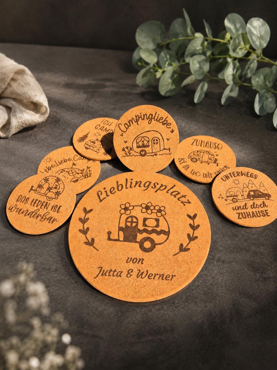 Camping Geschenk Set • Personaliertes Untersetzer Set mit Camper Motiv • 1x Topfuntersetzer 6x Untersetzer 100mm mit Ständer